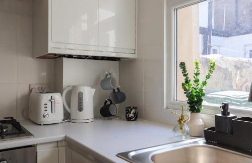 Sanjo Suite - Sleek 2BR Home with Parking & WIFI - Foto 16