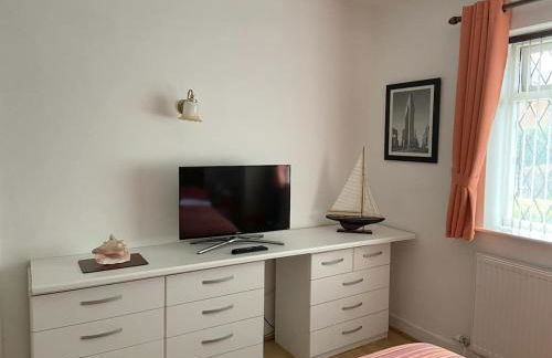 Quiet Secluded two Bedroom Bungalow With Parking - Photo 48