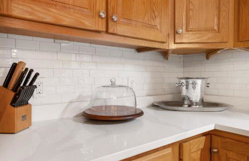 Stylish Mountain Retreat with Sunroom and Pergola - Foto 27