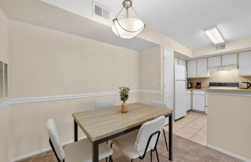 Bright & Comfy 2BR Home Away - Foto 9