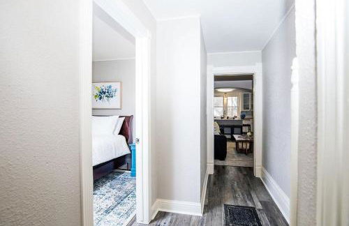 Couples Getaway | Walk to Unc | Free Cruiser Bikes - Foto 34