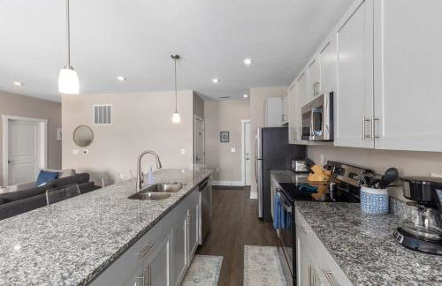 Modern 2BR & 2BA Condo with Garage & Patio - Foto 9