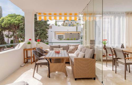 Elegant Marbella Apartment, 5-Pool Oasis, Sunlit Terrace, Garage - Photo 8