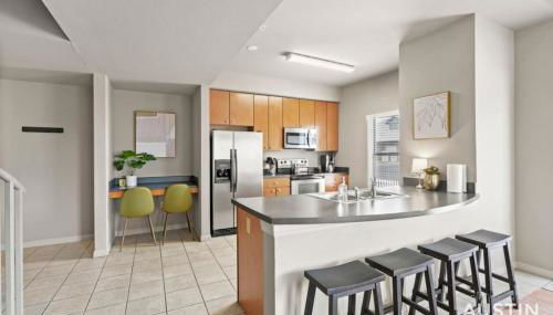 Perfect Location Near UT and Large Patio With A View - Foto 2