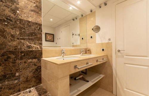 Apartment, front line beach, in Las Arenas, Bahía de Marbella - Photo 47