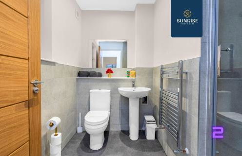 L2 - INVOICE and REDUCED PRICE only via SUNRISE SHORT LETS DUNDEE, Stunning 4 Bed House with 6 Beds and 3 bathrooms, TVs in each room, Free Parking, Fully Equipped, Local Amenities, Easy Ring Road Access, Special Rates and ONLY 9 Mins to STANNERGATE Ports - Foto 14