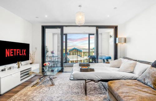 Two BDR Apt By Stay Aura Short Lets & Serviced Accommodation London With Free WiFi, Parking & 10 Min to Brentford Stadium - Foto 42