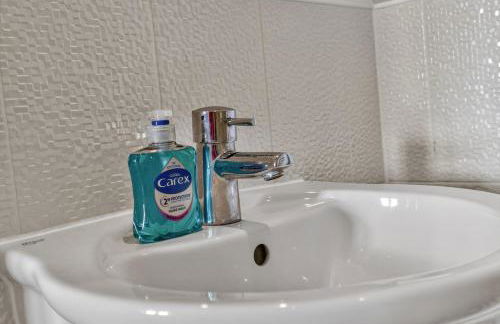 Spacious 4BR Newport Home - Ideal for Families & Groups - Foto 36