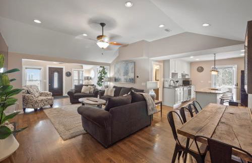 Cheerful 5-bedroom w/Screened Patio, Sleeps 10 in the heart of Fremont! - Foto 2