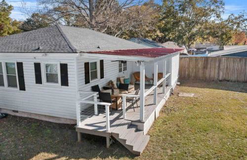 Chic Modern Cottage Near Downtown and Beaches Family - Photo 7