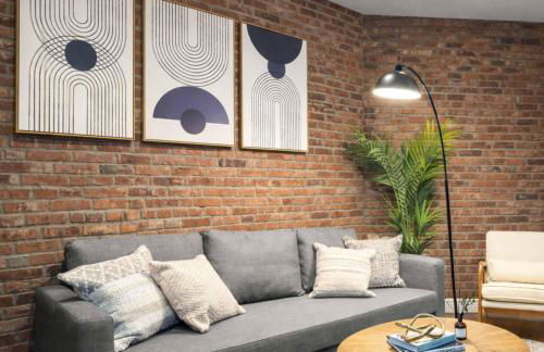 Modern Manhattan Haven Near Everything - Photo 1