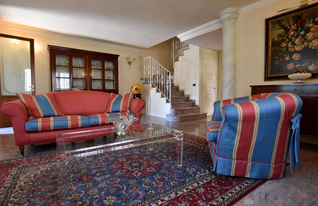 Luxurious Villa in Lombardy with Garden & Hot Tub - Photo 14