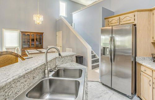 Marina and Pool Roomy Golf-View Home in Southport - Foto 14