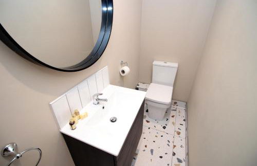 LUXURY 4 Bedroom 4 Ensuite Home in Penarth (Pool Table Games Room & BBQ Garden) with Sea Views - Photo 36