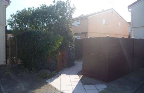 Charmante Maisonnette avec Piscine près de la Plage, Parking, et Animaux Acceptés - FR-1-387-103 - Photo 7