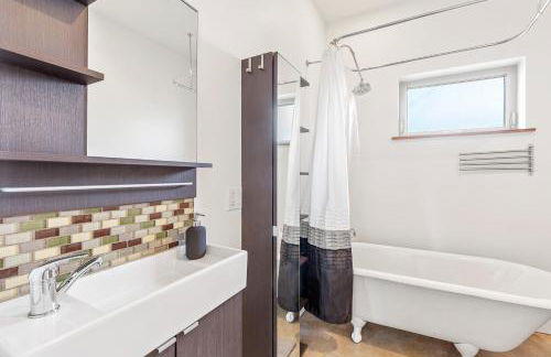 Modern Living w hot tub in Alberta Arts District - Foto 12