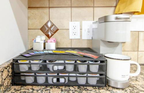 Vibrant Trendy Two Bedroom Home Near Marathon Village - Foto 16