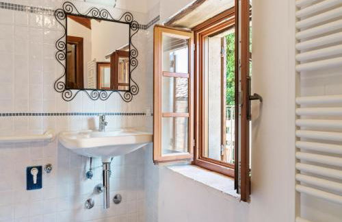 Tranquil Village Stay with Fireplace - Photo 26