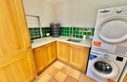 Stunning 7 Bedroom Escape Near New Forest and Beach - Large Garden - Serene Setting - Sleeps 14 - Foto 72