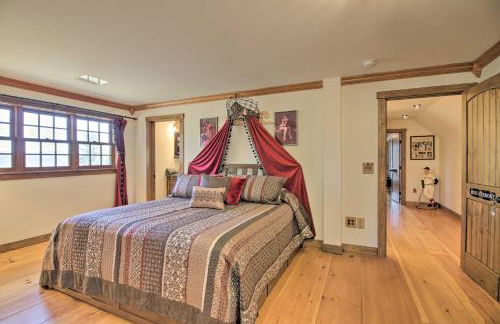 Timeless Red Sox Retreat with Scenic Mountain Views! - Foto 13