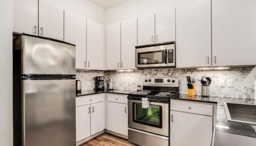 Boulevard Stays Walk to Downtown 1BR SoCo Pool Parking Gym 01 - Foto 5