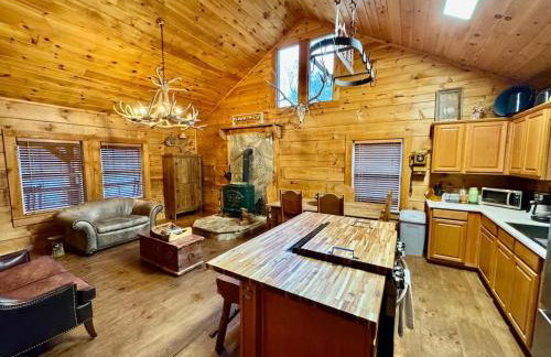 Watauga Lake Retreat Cozy family cabin Sleeps 8 - Photo 3