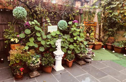 Cheerful 4 bedroom house with garden free parking - Photo 49