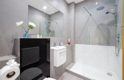 1BR Walk to Tower Bridge & Aldgate Station - Photo 7