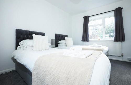 Highfield House by N and N Stays, Perfect for Contractor and Corporate Stays 2 Bed House with Free on street Parking - Photo 8