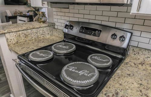 Cozy 2BR Farmhouse Apt - Sleeps 8 - FREE Parking! - Photo 13