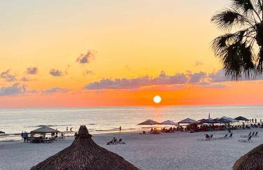 Beachfront Condo with Pool in Redington Shores - Foto 38