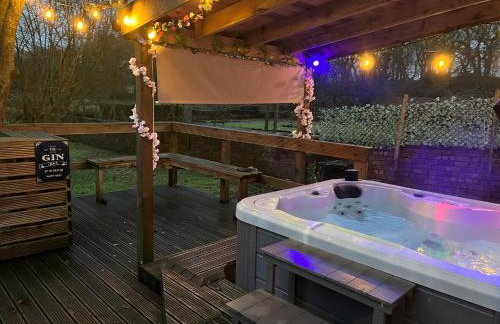 The Cabin with optional Hot Tub Projector DEPOSIT REQUIRED FOR PROJECTOR - Foto 2