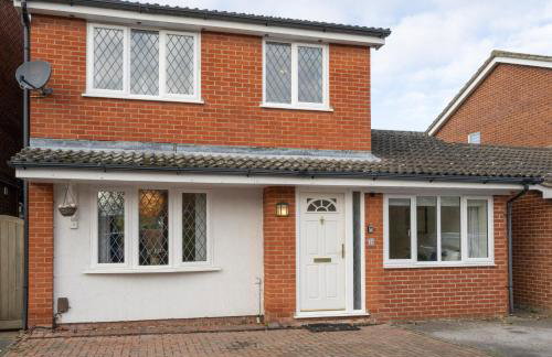 Award Winning Beautiful House in South Cambridge, 14-Min Drive to the City Centre, Free Parking, No Sofabeds, Sleeps 6 - Photo 29