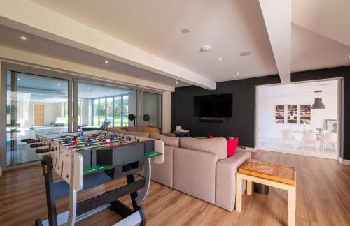 Cheltenham's Most Luxurious House - Beautiful Hot Tub & Indoor Pool - Photo 4