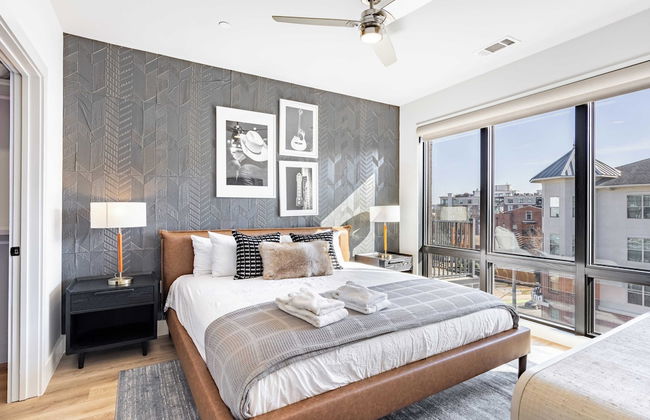 Sleeps 18 3 Modern Midtown Apartments w/ Gym + Pool Walkable to Shops & Eats - Foto 32