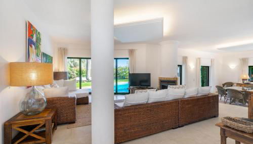Luxury Private Family Villa with Pool AC & Parking - Foto 4