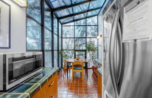 Compton's - Photo 10