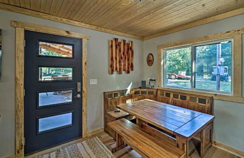 Cozy Cabin with Backyard Oasis 11 Mi to Marina - Foto 7