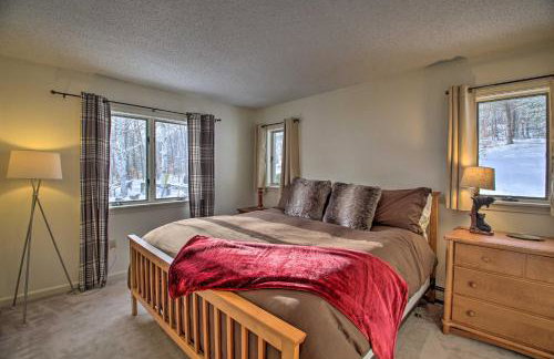 Spacious Ski-inandOut Black Mountain Home with Deck! - Foto 19