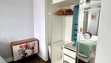 Sunny Jersey City 1BR, 25 min to NYC, 15min to EWR, King Bed, Hammock & Park Views - Foto 4, wardrobe