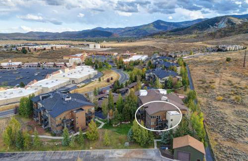 KBM Resorts Crestview Condos Spacious condo near Olympic Park with gas fireplace year-round pool hot tub city wide shuttle access. CVC-308B - Foto 47
