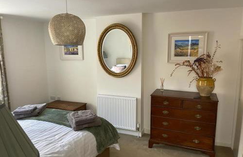 Cybil's Retreat - Renovated 2 bedroom house with enclosed garden - Photo 14