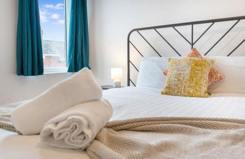 4BR House By Astra Residences Short Lets & Serviced Accommodation Stanley With Free Parking & Instant Booking - Foto 40