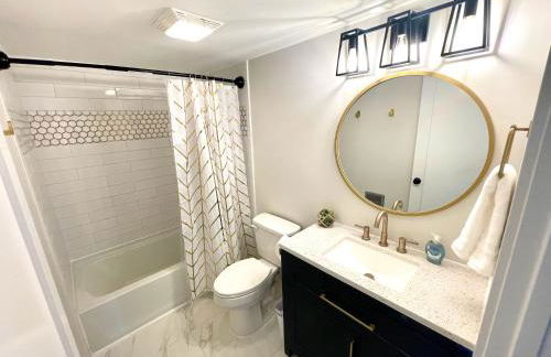 Newly Remodeled Mid-Century Modern Lake Condo - Foto 15