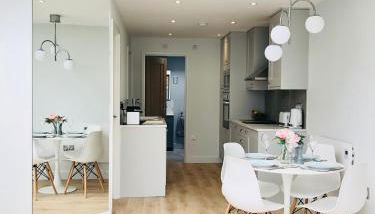 'The Limes' - Air-Con Two Double Bedroom Holiday House with Private Garden - Foto 2