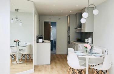 'The Limes' - Air-Con Two Double Bedroom Holiday House with Private Garden - Foto 2