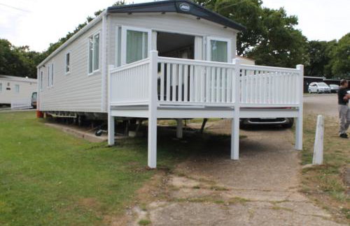 luxury new 3 bed caravan with stunning sea view on private beach in Thorness bay - Foto 12