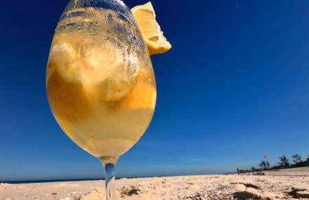 Pé na areia, vista incrível, casa aconchegante, ampla e de um astral - Foto 52