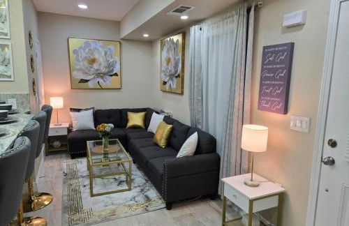 This luxury basement is the perfect getaway - Foto 11