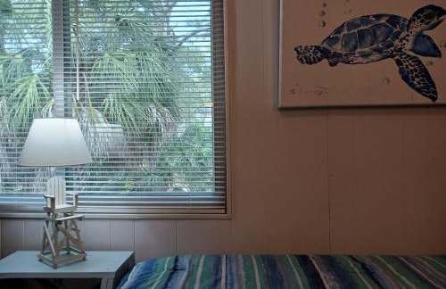 Dog Friendly-Short Walk to Beach-Canal Front-Screened Porch-Peaceful - Foto 33